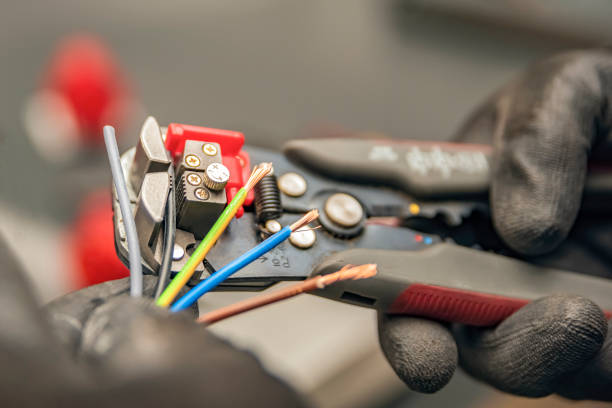 Best Affordable Emergency Electrician  in Oak Ridge, FL